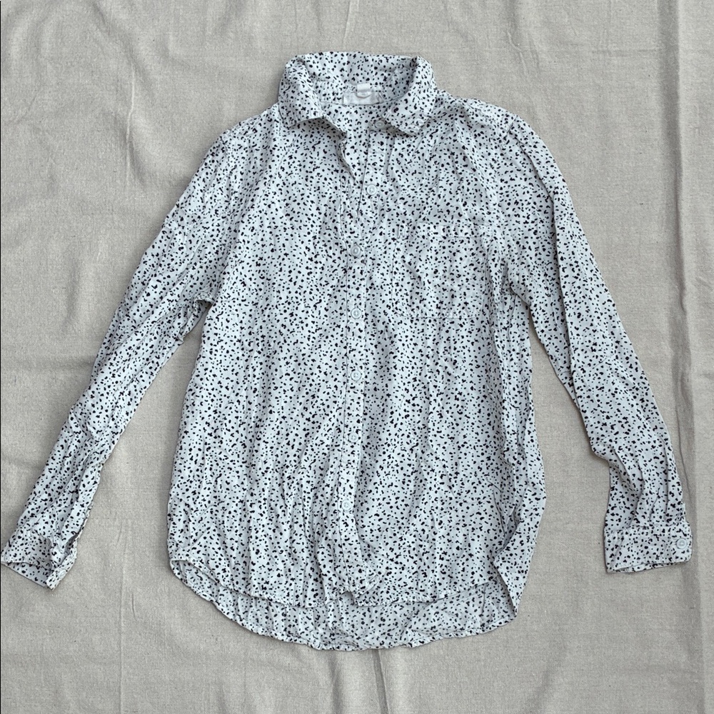 beachlunchlounge White Button-Down Shirt with Black Dot Print